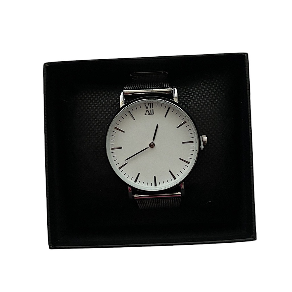 BRAND NEW MENS SILVER BUSINESS STYLE WATCH (NEW IN BOX)